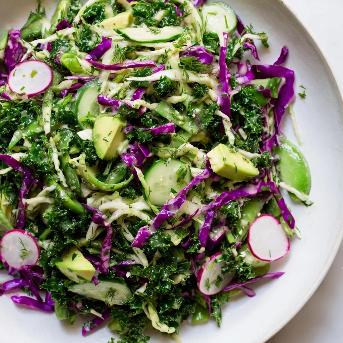 Frischer grüner Göttin-Kohl-Salat, der mit knackigem Gemüse und einem zitronigen Dressing geladen ist.