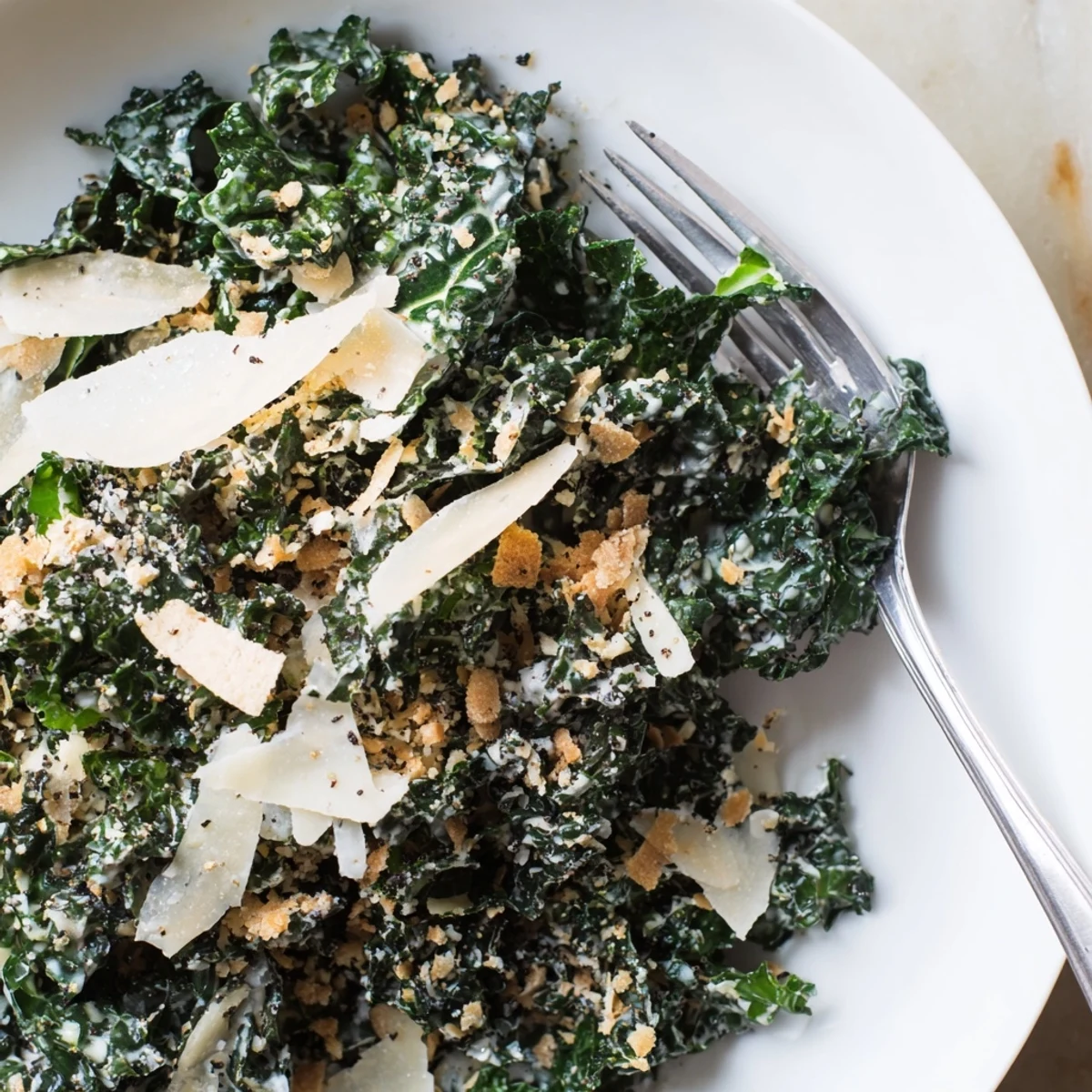 Frischer Garlic Parmesan Kale Salad mit knusprigen Panko-Streuseln und cremigem Parmesan-Dressing.