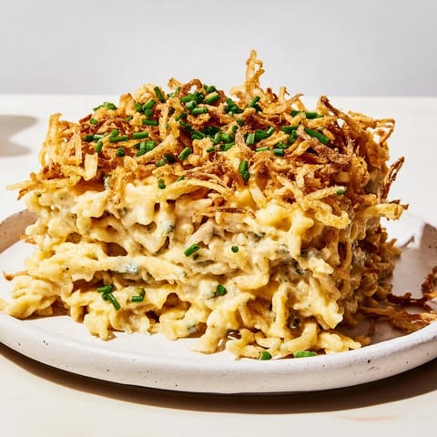 Köstliche, cremige Baked Cheesy Spaetzle Pasta, perfekt für eine wärmer Sonntagabend.  