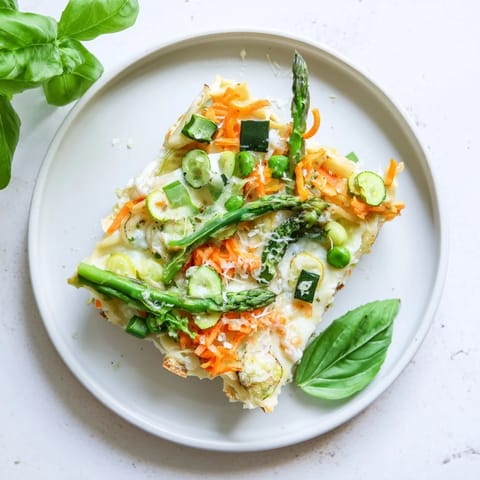 Frisch zubereitetes Thai Erdnusshühnchen mit knusprigen Gemüsestreifen auf einem leuchtenden Teller, Garniert mit gehackten Frühlingszwiebeln.