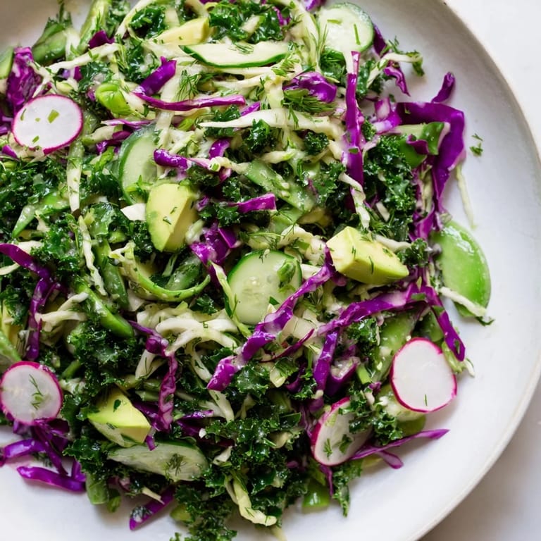 Frischer grüner Göttin-Kohl-Salat, der mit knackigem Gemüse und einem zitronigen Dressing geladen ist.